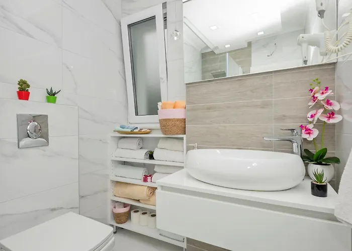 2 Bedroom Cozy In * Makarska