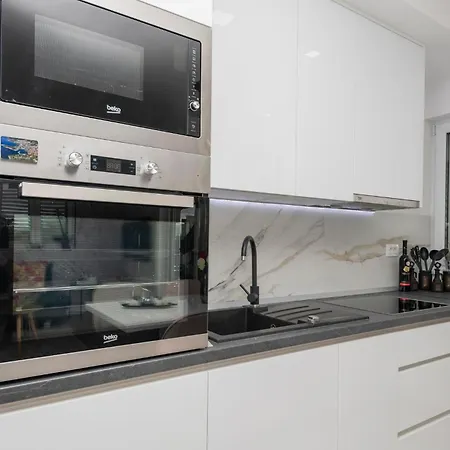 Apartament Awesome In With Kitchen