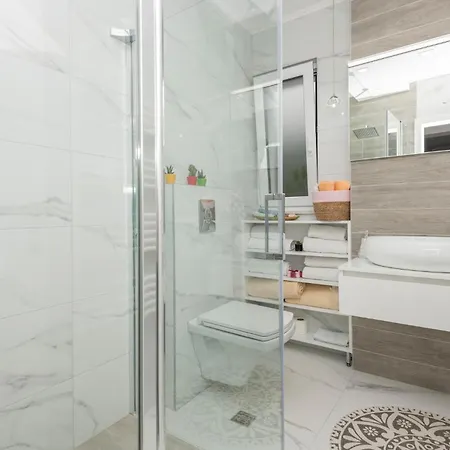 2 Bedroom Amazing In Makarska