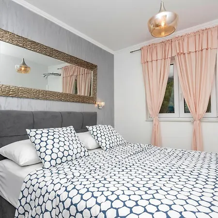 Apartament Awesome In With Kitchen Makarska