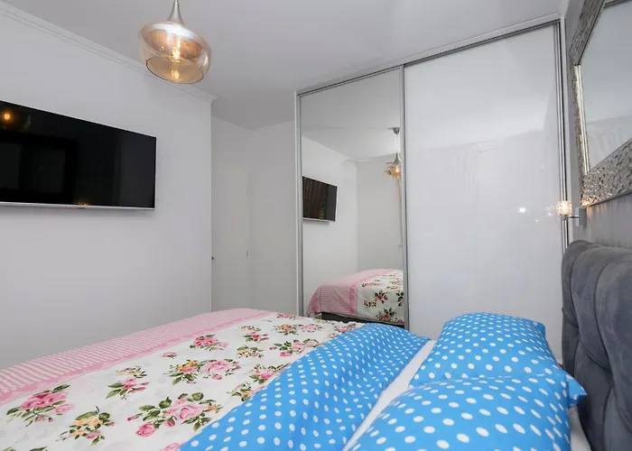2 Bedroom Cozy In Apartament Makarska