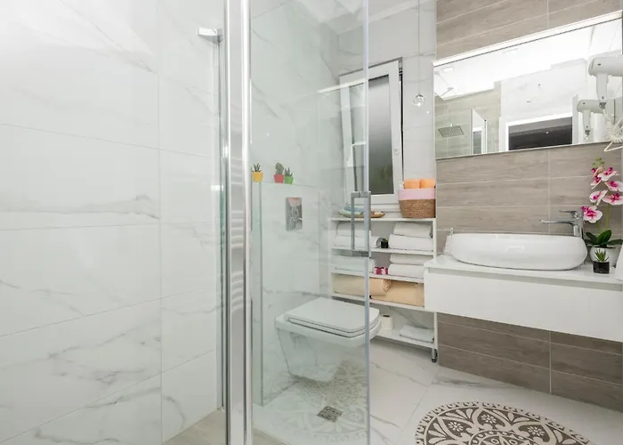 2 Bedroom Cozy In Makarska