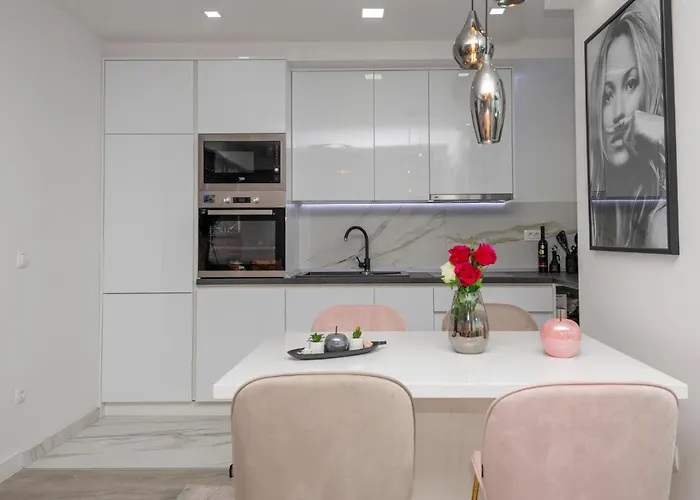 2 Bedroom Cozy In Apartament