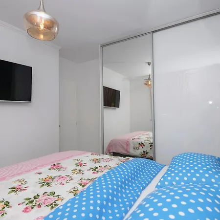 2 Bedroom Amazing In Apartamento Makarska
